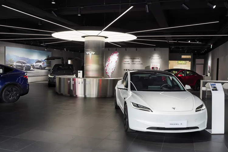 Tesla 桃園文中體驗店現正展出 Model 3、Model Y、Model S 與 Model X 四款熱銷車型。業者提供