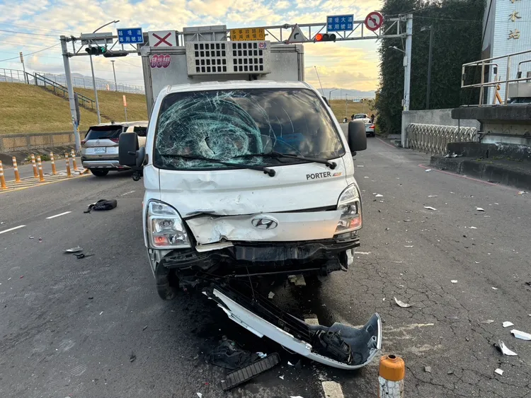 小貨車駕駛趕著送年菜到台中，闖紅燈結果撞死上班騎士，車頭凹陷，整個保桿掉落。翻攝畫面