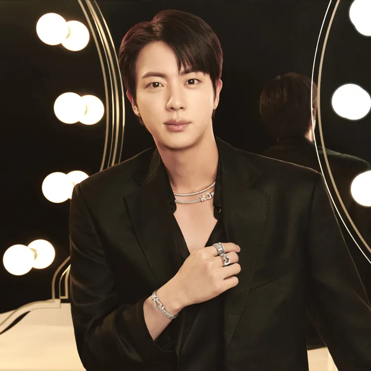 Jin攜手珠寶品牌FRED拍攝新年祝賀影片。品牌提供