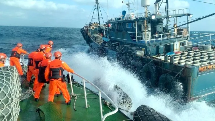 海巡弟兄維護海上治安。海委會提供