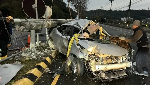 苗栗男清晨載親友吃早餐突失控撞電桿 連路燈都腰折!肇事駕駛竟無照