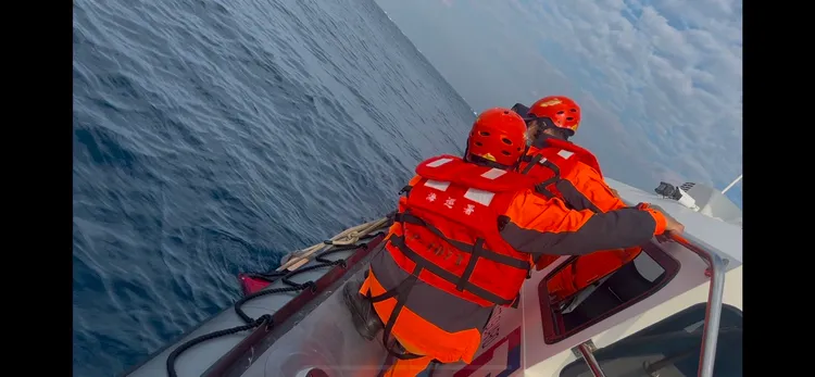 海巡出動2艇前往救援，洪姓船長救起時已無生命跡象。海巡提供