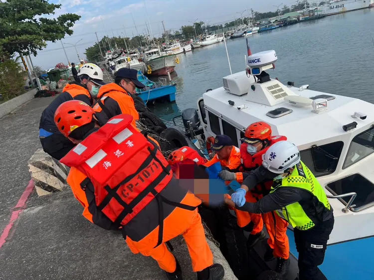 海巡艇將人載至鹽埔漁港，由消防分隊後送醫院，最後仍回天乏術。海巡提供