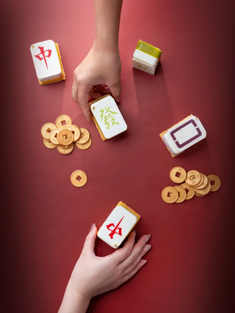 台北文華東方酒店「文華餅房」推出新春限定小蛋糕，麻將系列「白板」、「青發」、「紅中」。台北文華東方酒店提供