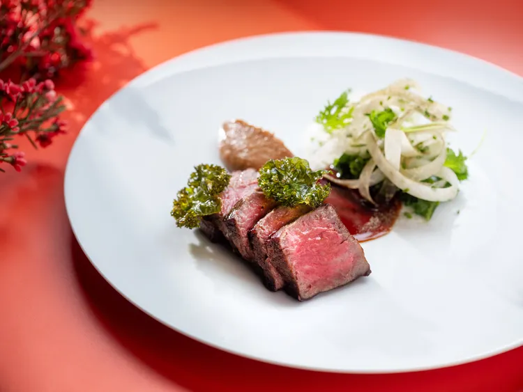 台北文華東方酒店「Bencotto」義大利餐廳「新春限定五道式套餐」澳洲和牛紐約客、太妃白花椰、菠菜、球莖甘藍。台北文華東方酒店提供