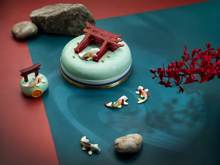 台北文華東方酒店「文華餅房」推出新春限定大、小蛋糕「鯉躍龍門」。台北文華東方酒店提供