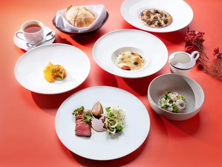 台北文華東方酒店「Bencotto」義大利餐廳於1/27至2/2小年夜至初五推出「新春限定五道式套餐」，以義式風情為賓客帶來風格獨具的年節團聚時刻。台北文華東方酒店提供