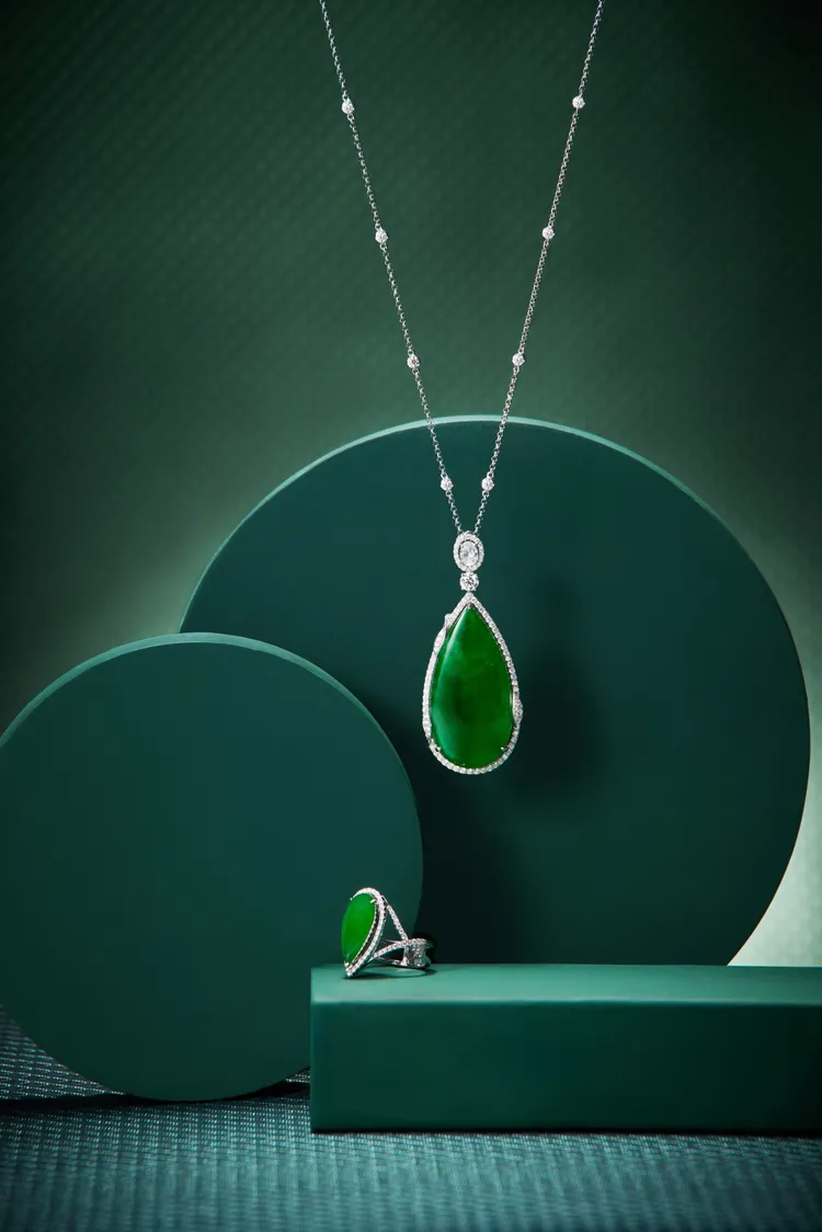 玉世家翡翠精品珠寶透過水滴形的珠寶設計呈現出優雅線條。品牌提供