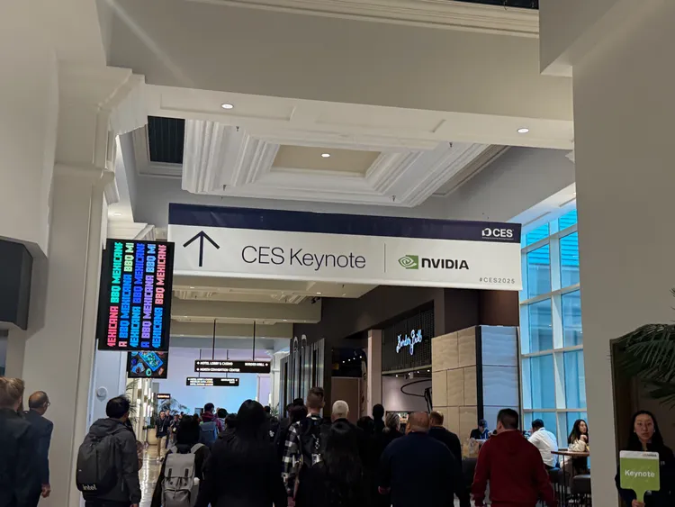 距離演講開始還有2個小時，現場便已擠滿與會民眾排隊進場。趙筱文攝影