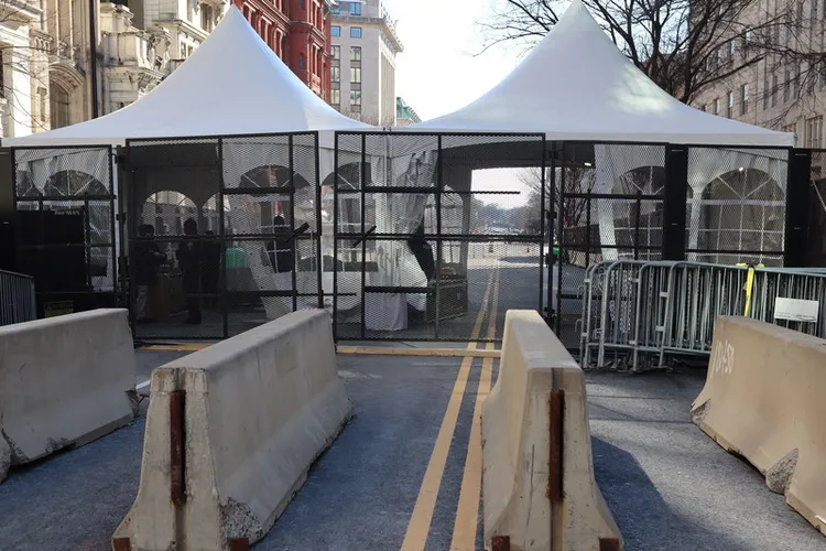 白宮外的路障。中央社