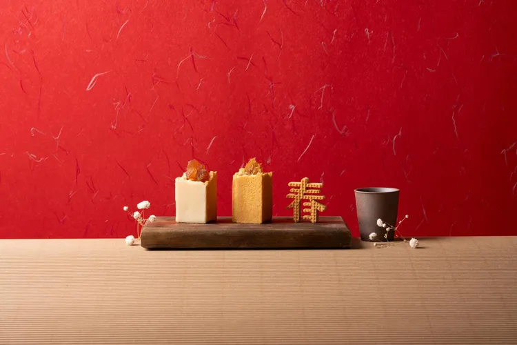 慕軒飯店推「蛇來運轉 迎新春」客房專案，贈知名鳳梨酥與應景的春字造型餅乾，每晚5888元起。業者提供