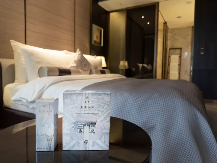 慕軒飯店推「靜謐幻遊」特房專案，入住天際套房，贈 Clé de Peau Beauté 限量幻遊巴黎正裝組合，每晚1萬3888元起。業者提供