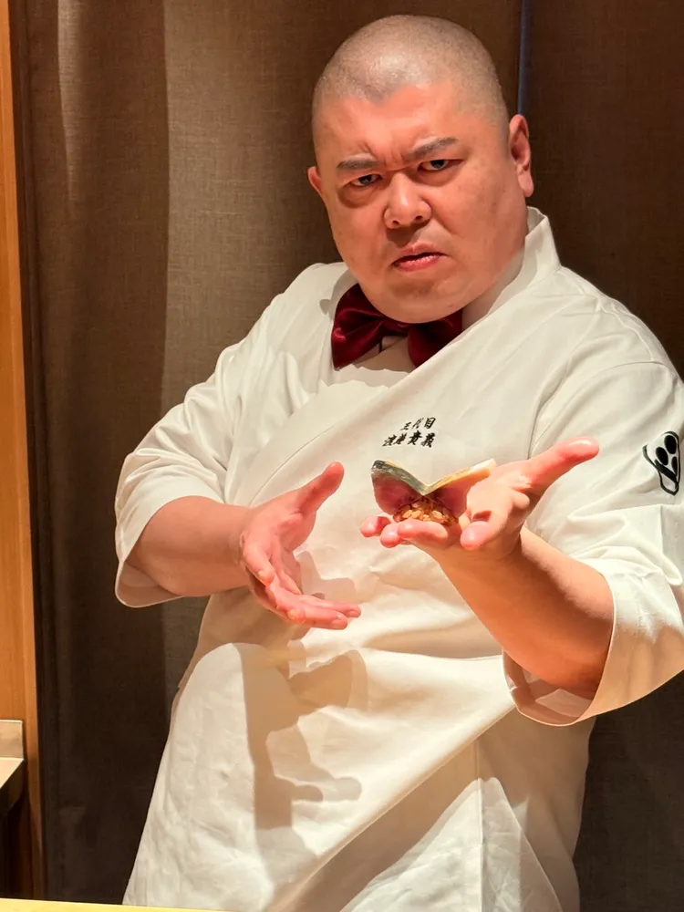 渡邊貴義模仿歌舞伎動作遞送壽司。陳揚盛攝