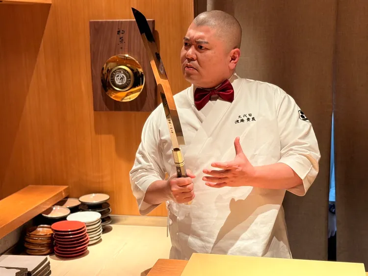 渡邊貴義將戲劇化的表演融入壽司製作過程，使用長達 70 公分的刀具處理食材。陳揚盛攝