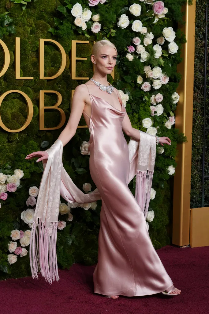 安雅泰勒喬伊選穿DIOR淡粉色緞面露背禮服，搭配Tiffany珠寶。美聯社