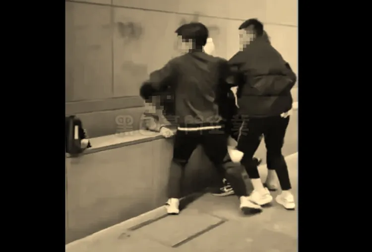 高中生在捷運站內打架。翻攝自黑色豪門企業