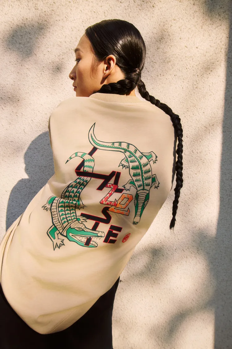 LACOSTE將經典鱷魚與福蛇圖樣結合打造出鮮明的圖騰設計。品牌提供