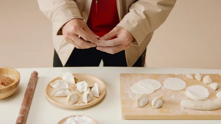 王一博在形象影片中親手包起了新年必吃的餃子。品牌提供