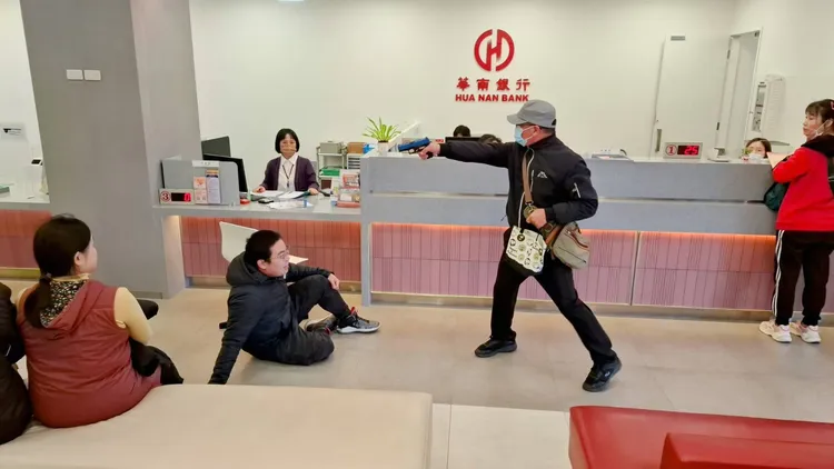大園警分局防搶演練。大園警分局提供