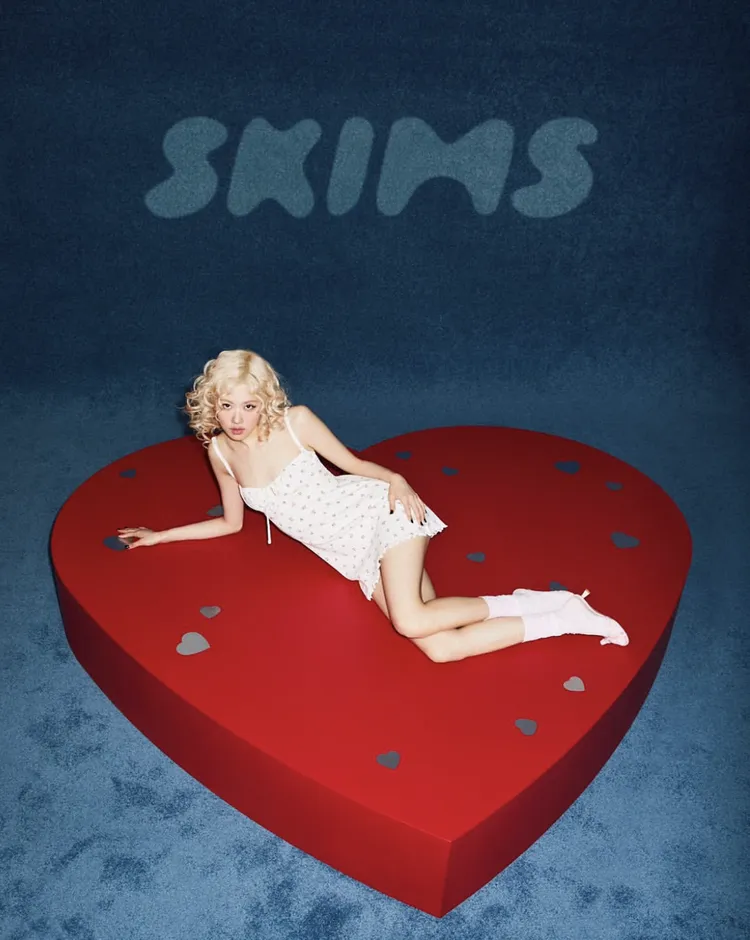ROSÉ拍攝內衣品牌SKIMS情人節廣告。翻攝ROSÉ IG