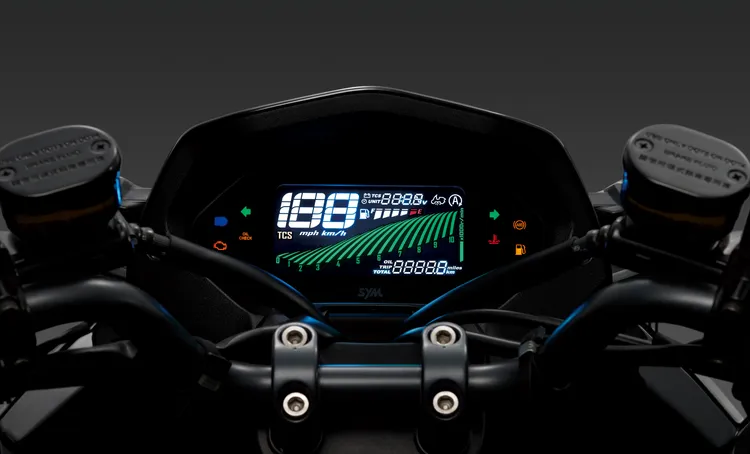全新VA全彩儀表板以曼巴蛇爬行時身軀扭轉時的意象，轉化為轉促攀升時的動態效果，同時放大時速、油量等重要資訊，高反差的彩色顯示能讓騎士更快速的讀取資訊，提高騎乘時的安全性。業者提供