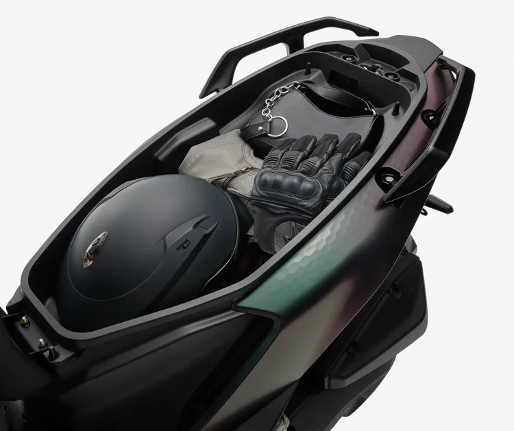 車廂擁有28公升置物空間，可同時容納一頂全罩式與一頂半罩式安全帽。業者提供