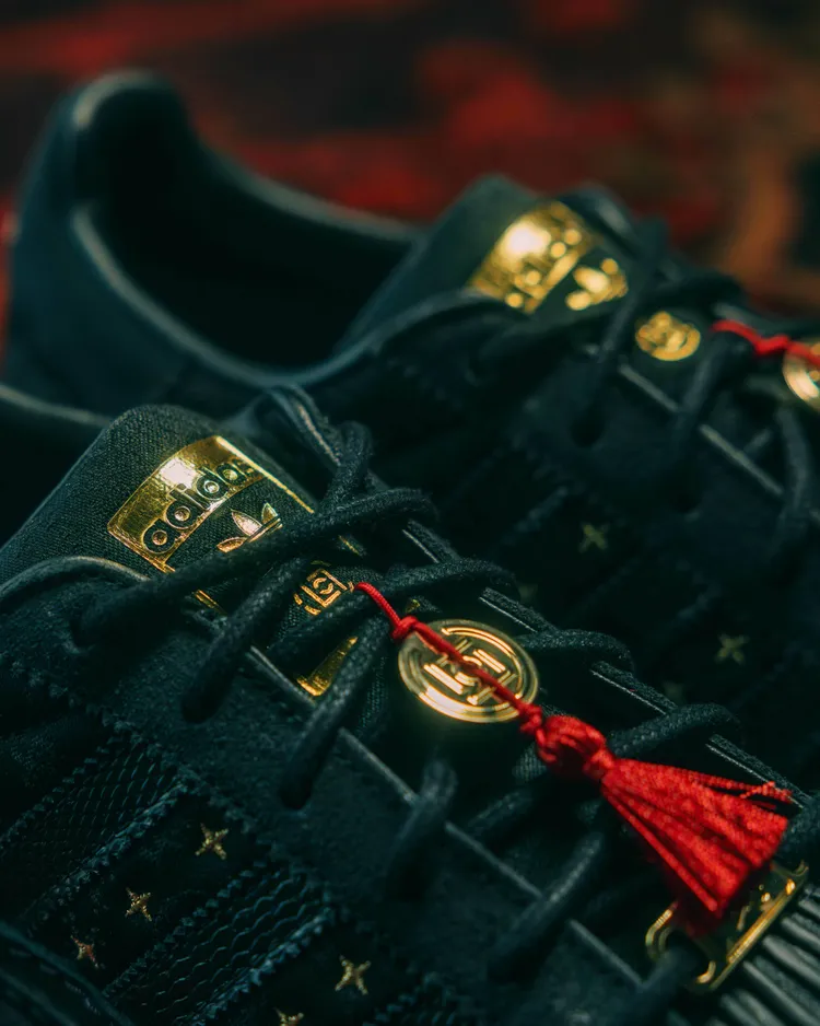 鞋款沿用金色、紅色元素，並以錢幣裝飾帶來繁榮意象。品牌提供