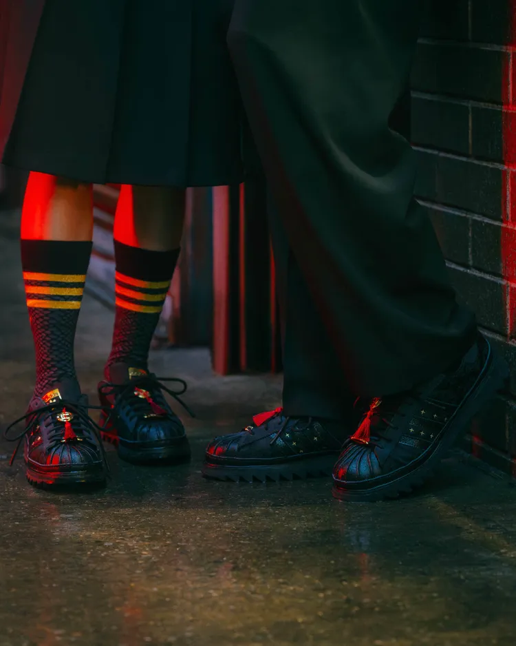 CLOT LNY SUPERSTAR鞋款是系列重點。品牌提供