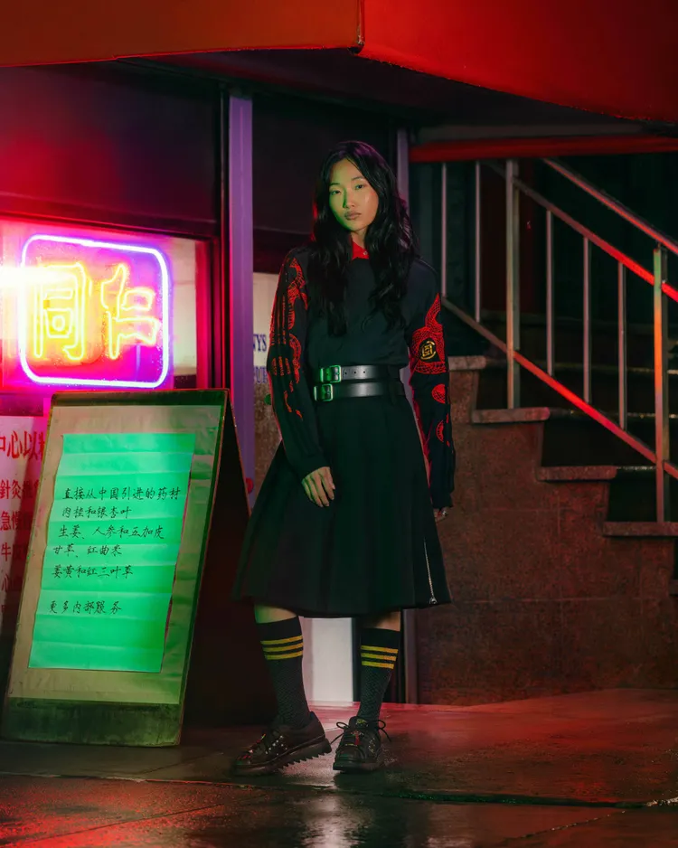 上衣運用紅色線條勾勒出蛇形圖案。品牌提供