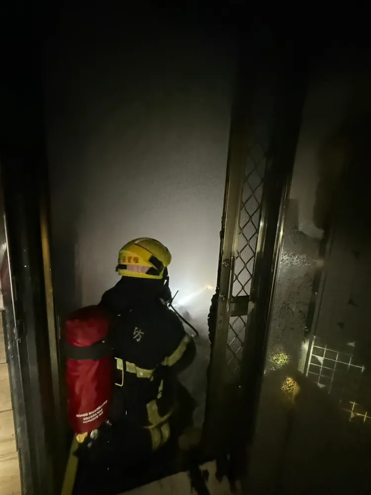 國姓鄉北港村民宅火警，65歲男屋主以水管滅火，全身72%二度灼傷送醫。民眾提供
