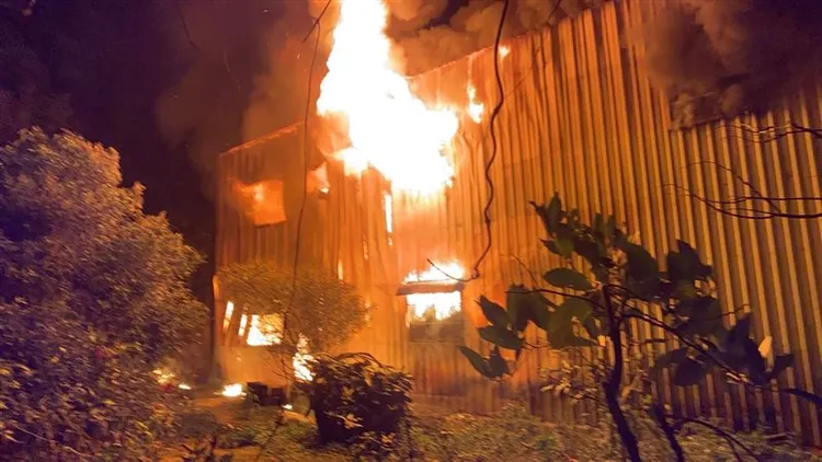 消防人員到場時火勢已全面燃燒，所幸住戶已自行逃生。民眾提供