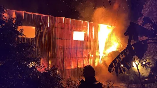 台南鐵皮工廠大年除夕火警 廠房全面燃燒!住戶及時逃生