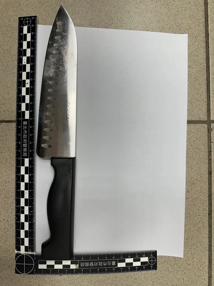 警方查扣凶器水果刀。翻攝畫面