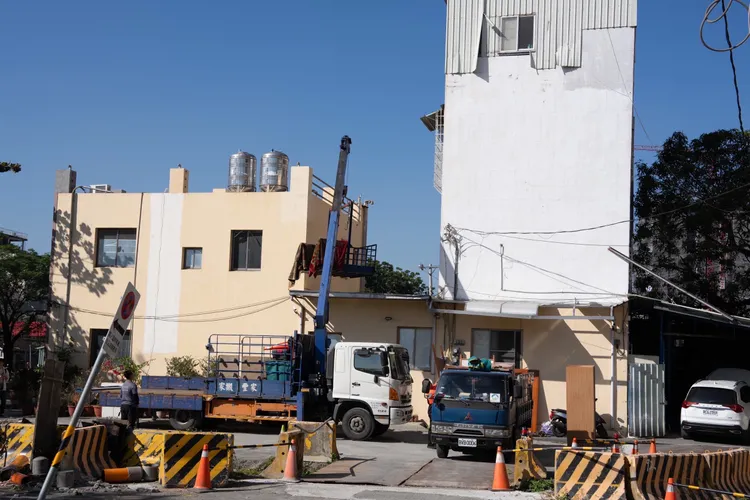 鳳山車站南側計畫道路曹謹路中央的牴觸戶將搬遷。翻攝畫面