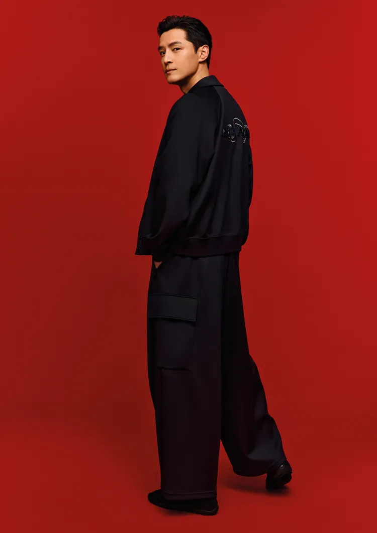 胡歌為代言的GIORGIO ARMANI演繹2025新年系列形象。品牌提供
