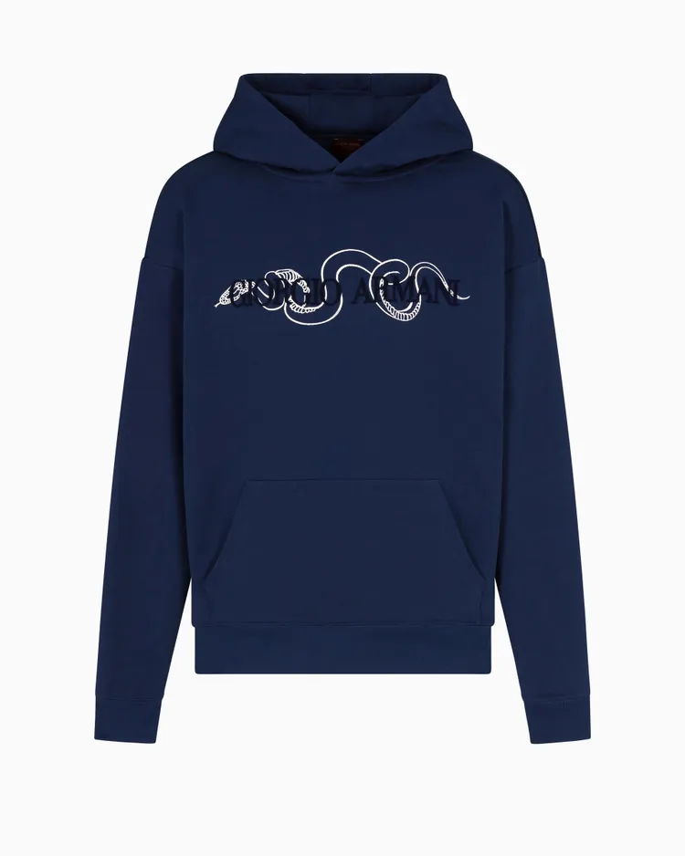 GIORGIO ARMANI新年系列海軍藍色連帽T，5萬2800元。品牌提供