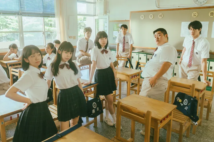 鄭穎（左起）、紀卜心、林子閎(後)、程予希、施柏宇(後)、張宸呈、黃柏峰。阿榮影業提供