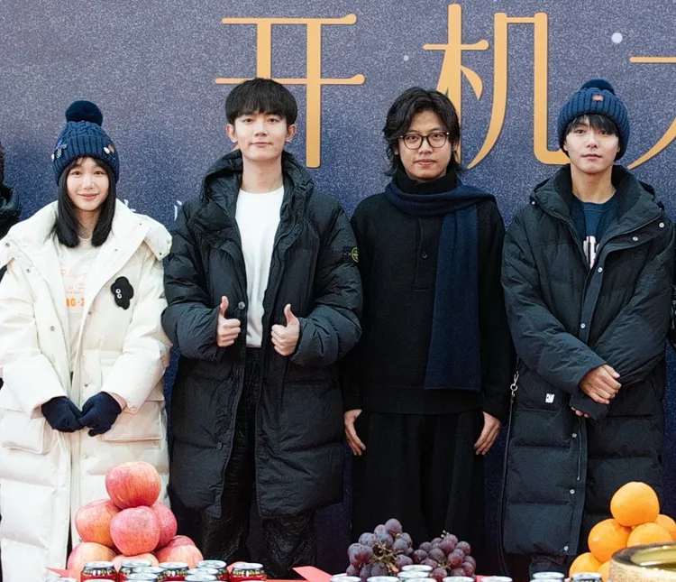 《三人行》開拍幾天就鬧出風波，左起徐夢潔、李明德、導演兼編劇鶴唳雲端、馬天宇。翻攝馬天宇工作室微博