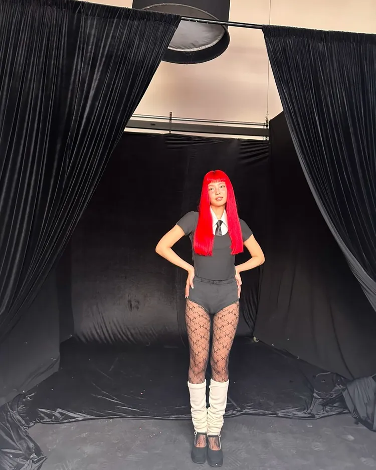 Jennie身穿三角熱褲、網襪，露出一雙辣腿。翻攝Jennie IG