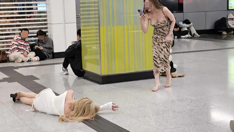 有網友曝光辣妹其實很清醒，還幫同伴拍攝偽喝醉照。翻攝自臉書