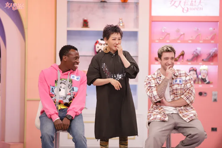 藍心湄（中）和節目來賓嘉明（左）、餒狸被5位媽媽的少女心逗到樂不可支。TVBS提供