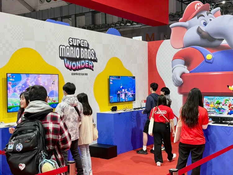 展場中設置超過100台以上的遊戲試玩台。趙筱文攝