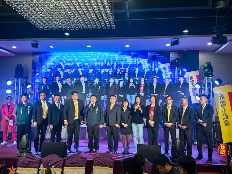 臺南市長黃偉哲(左五)、地政局長陳淑美(右四)親臨參與永慶加盟四品牌台南尾牙宴。永慶房產集團提供