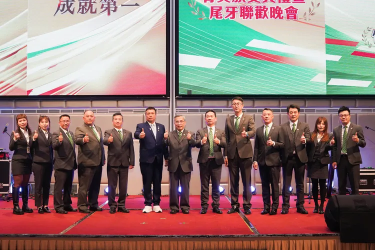 劉炳耀董事長(圖中)帶領有巢氏房屋竹苗經管會幹部，感謝大家跟隨總部。李天保理事長(左6)也出席同歡。永慶房產集團提供