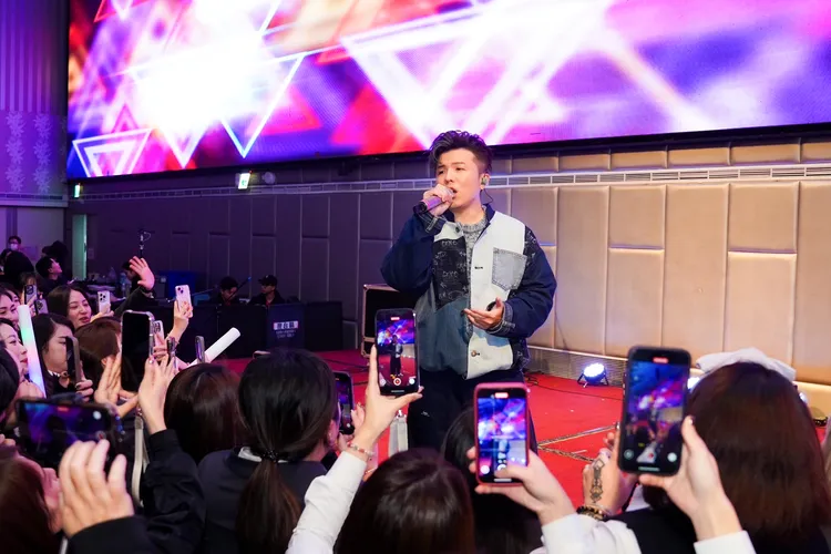 創作才子「小宇」在有巢氏房屋竹苗區尾牙宴上，獻唱多首膾炙人口的經典歌曲！永慶房產集團提供