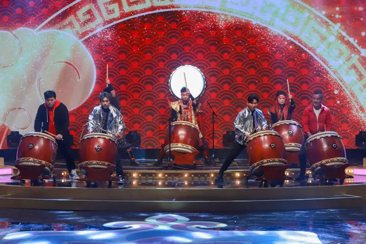 吳震亞（左起）、台一線東諺、阿玟、龍天翔與武魂擊團隊擊鼓演出。民視提供