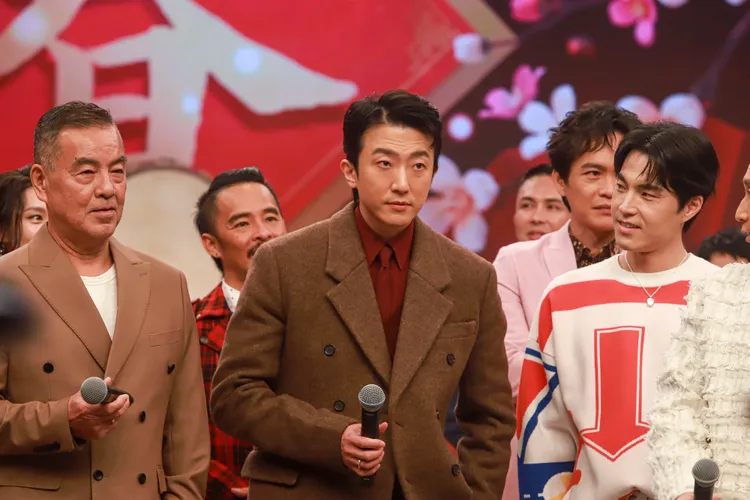 龍天翔（左起）、懷秋、唐振剛錄除夕節目。民視提供