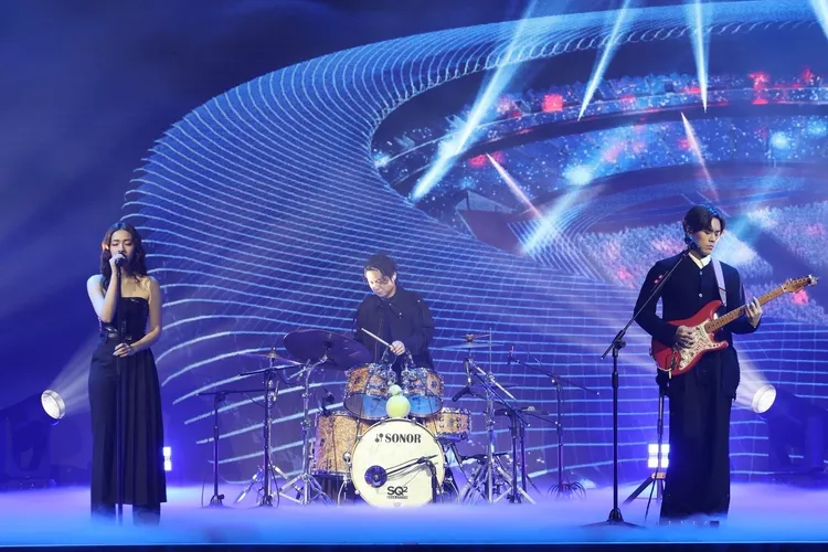 告五人演唱會記者會以小型演唱會規格打造，一開場Live演出新歌《從未見過的海》。彭欣偉攝