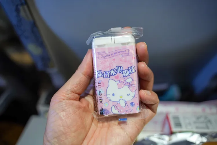 孩童餐配餐附上綜合水果糖球，同樣是Hello Kitty包裝。田欣雲攝影