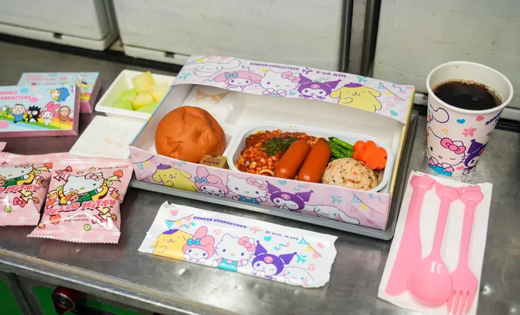 孩童餐特別以印有三麗鷗明星的紙餐盒盛裝。田欣雲攝影